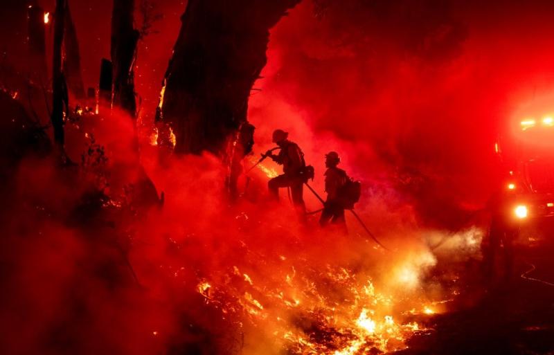 Los bomberos trabajan para controlar las llamas durante el incendio María en Santa Paula, California, el 1 de noviembre de 2019. Josh Edelson / AFP