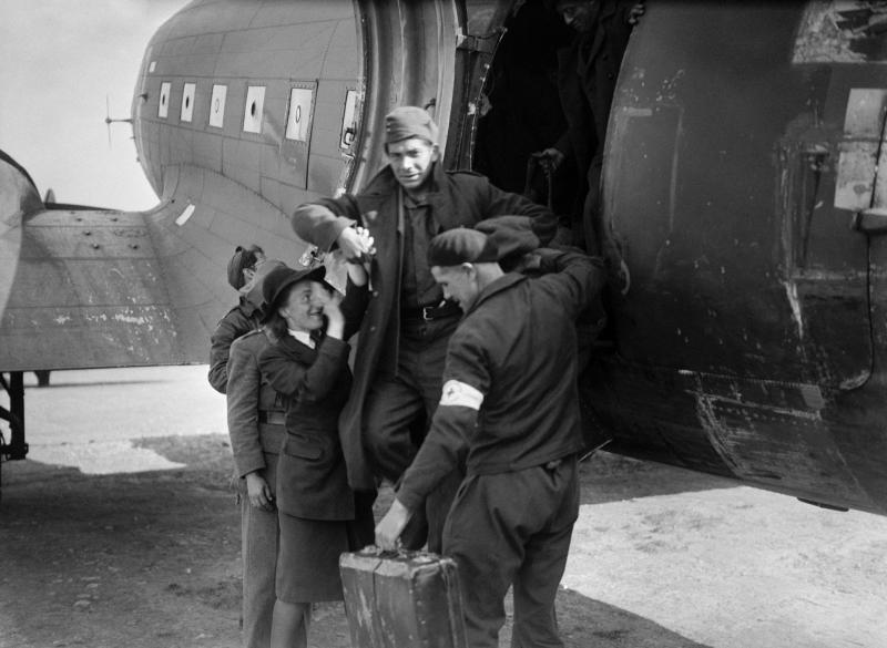Deux volontaires de la Croix-Rouge française, accueillent des soldats de retour du front et des prisonniers de guerre.